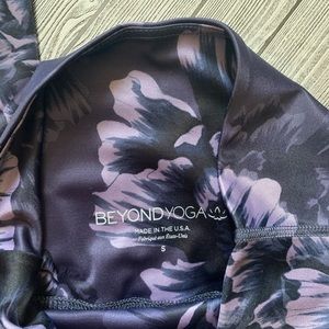Beyond Yoga Pants - Beyond Yoga high waisted Midi Floral legging Beyond Yoga Pants - Beyond Yoga high waisted Midi Floral legging
